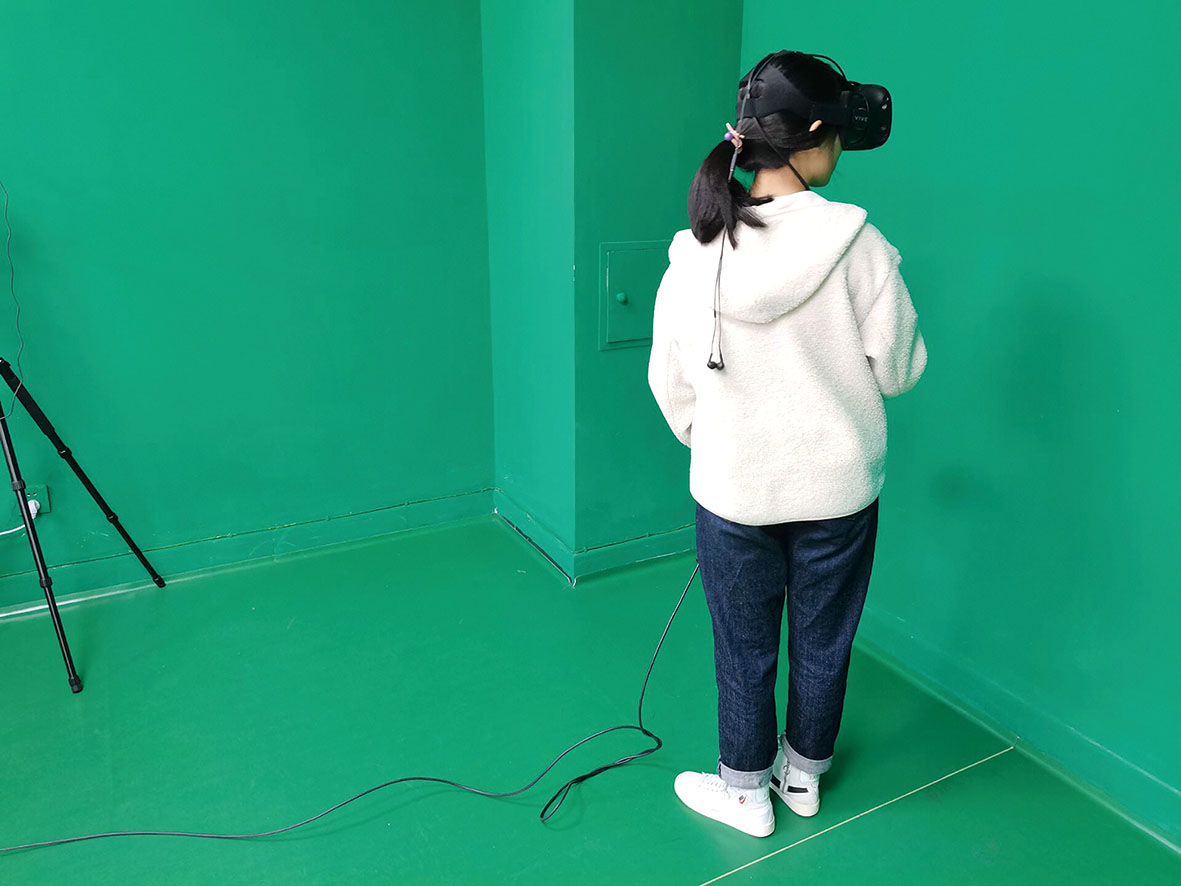 图1 英才计划学生在进行VR实验操作300dpi.jpg